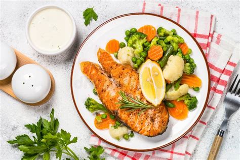 Filete De Pescados De Color Salm N Asado A La Parrilla Con Las Verduras