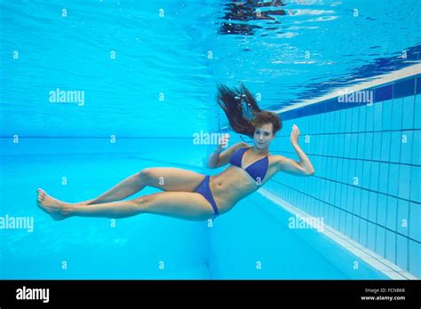 Junge Frau Mit Einem Bikini Beim Schwimmen Unter Wasser In Einem