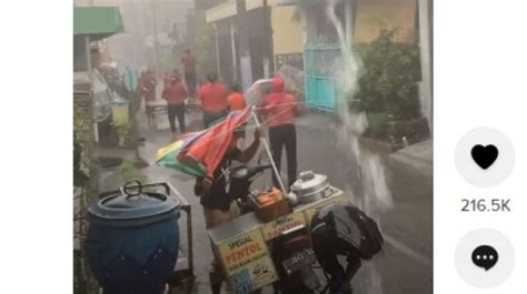 Viral Video Aksi Ibu Ibu Senam Di Tengah Hujan Deras Warganet Ras