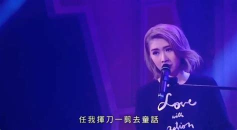 她她《她剪她发》live，这首歌是梁咏琪《短发》的粤语填词版 她剪她发 新浪新闻