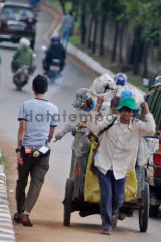 pemulung di cilandak jakarta - DATATEMPO