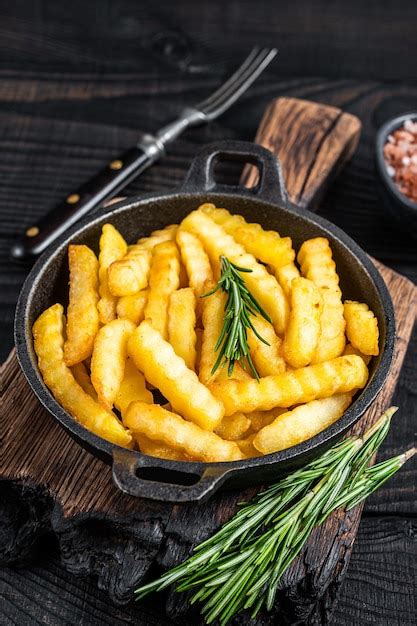 Batatas Fritas Fritas Fritas Crinkle Em Uma Panela Fundo De Madeira