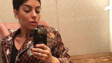 El Pijama De Georgina Rodriguez Que Cuesta 2 700 Euros Tikitakas