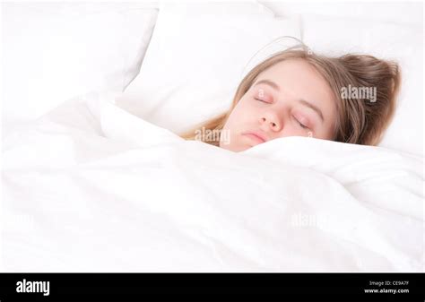 Une Jeune Femme Endormie Dans Son Lit Photo Stock Alamy