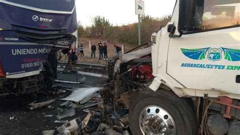 Choque de camiones deja un herido y cuantiosos daños materiales La