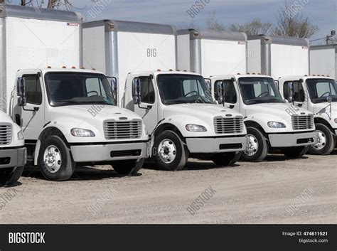 Freightliner Semi Image & Photo (Free Trial) | Bigstock