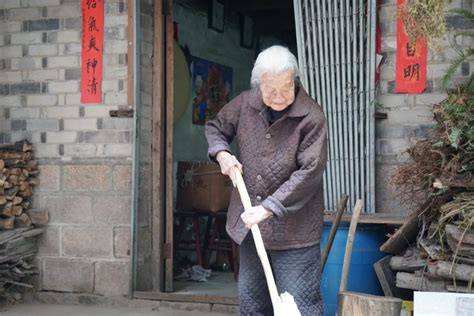 永嘉102岁老奶奶成了“老宝贝”，跟70岁儿子争着干活澎湃号·政务澎湃新闻 The Paper