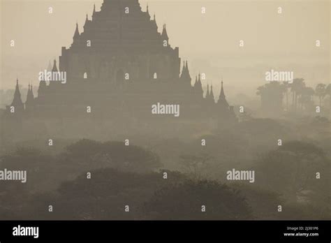 Sunrise view of Bagan temples, Myanmar Stock Photo - Alamy