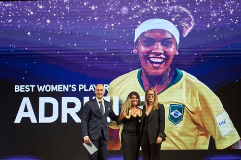 Adriele Rocha é eleita a melhor jogadora do mundo no futebol de areia