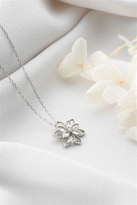 Silvano Jewelry 925 Ayar Gümüş Işıklı Kutuda Beyaz Lotus Çiçeği Kolye