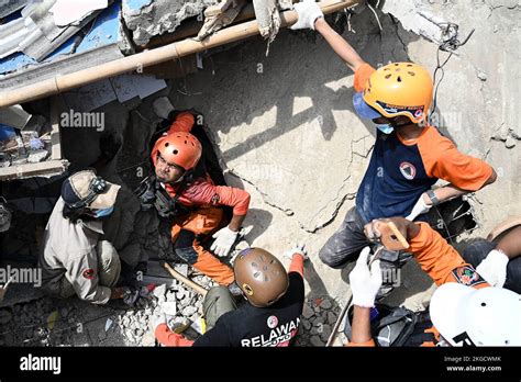 Cianjur Indonesia 23rd Nov 2022 Rescuers Dismantle The Rubble Of