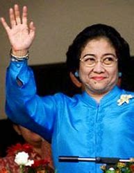 Senyum Ke Tiga: BIOGRAFI MEGAWATI SOEKARNO PUTRI