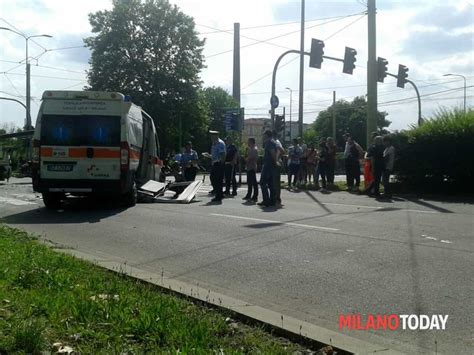 Schianto Tra Auto E Ambulanza In Viale Fulvio Testi Un Morto