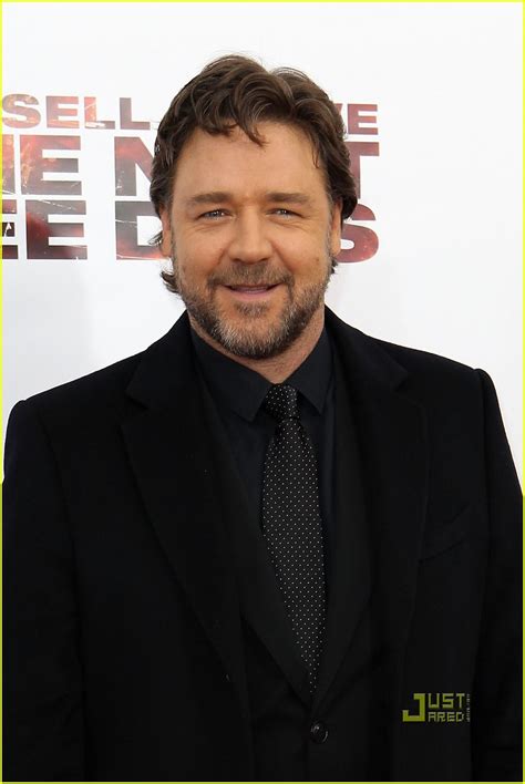 Gerard Butler Next Three Days Premiere With Russell Crowe Photo