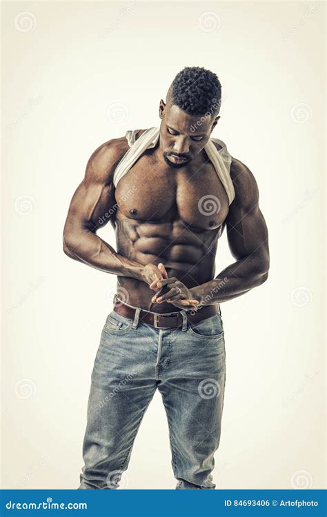 Homme Convenable De Gymnase Noir Montrant Son Corps Sexy Photo Stock