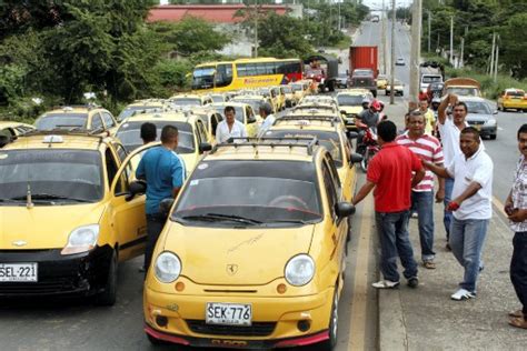 Los Taxistas Bloquearon La Troncal Por Falta De Planillas El