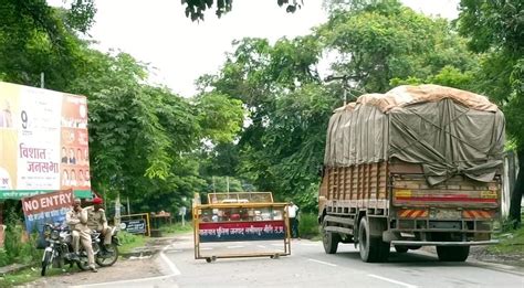 Lakhimpur Kheri News नो एंट्री में भारी वाहनों की एंट्री खतरे की घंटी Entry Of Heavy Vehicles