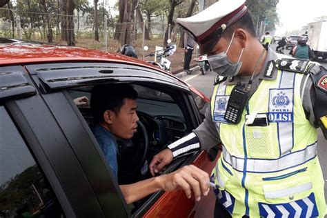 Foto Pelanggar Ganjil Genap Hampir Ribu Mobil