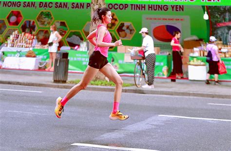 Hot girl chạy bộ Thu Hiền biến hình gây sốt trên đường chạy