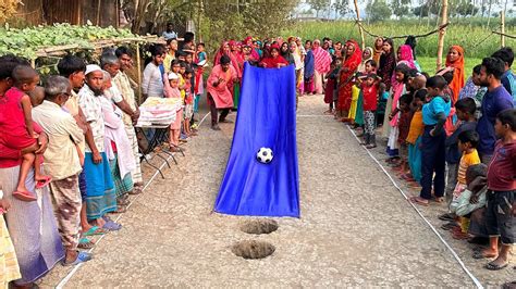 গ্রামের মহিলাদের কাপড়ে বল গড়িয়ে গর্তে ফেলে শাড়ি থ্রিপিচ জেতার