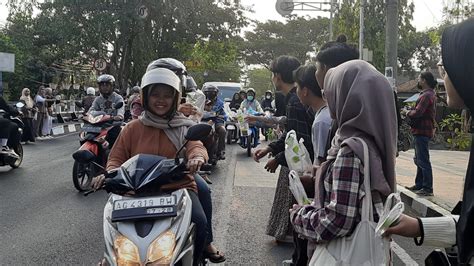 Mahasiswa Kediri Bagi Bagi Bibit Pohon Dan Stiker Peringati Hari