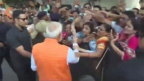 Pm Narendra Modi Cast His Vote In Ahmedabad At Nishan Public School In