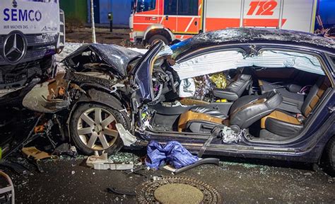 Aktuell Frontalcrash Zwischen Lkw Und Pkw Fahrer Eingeklemmt