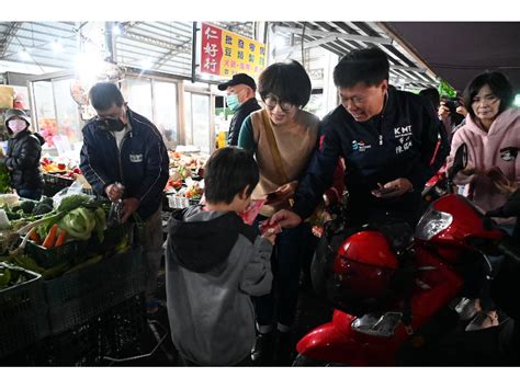 饒慶鈴清晨至果菜市場向攤商與民眾拜年祝大家龍騰四海生意興隆 里報