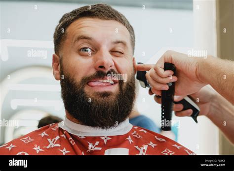 Eine Ausgereifte Aussehenden B Rtigen Mann In Einem Friseursalon Der