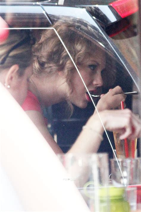 Taylor Swift Is Seen Having A Bite To Eat In Ny Taylor Swift Photo 23904509 Fanpop