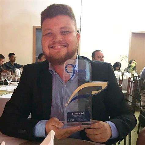 Estudante da Ufal se destaca e recebe troféu em prêmio de Jornalismo