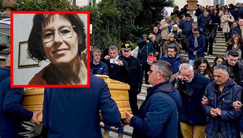 Ai Funerali Del Poliziotto Eroe Nicola Barbato Anche Il Capo Della