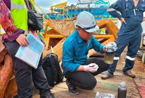 2 Kapal Disyaki Punca Tumpahan Minyak Di Perairan Labuan Ditahan