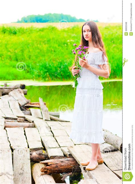 Meisje Op Een Oude Houten Brug Met Een Boeket Van Bloemen Stock Foto Image Of Bloesem Leuk