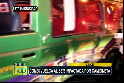 Lince combi quedó volcada tras ser impactada por camioneta Vídeo