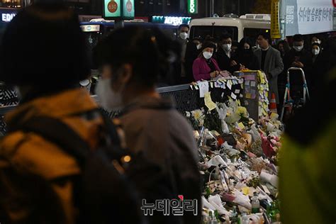 포토 이태원 압사 사고 추모공간 가득 채운 국화 Save Internet 뉴데일리