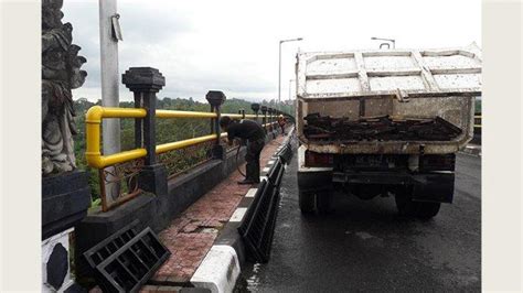 Besi Pembatas Jembatan Di Tukad Bangkung Diperbaiki Tribun Bali