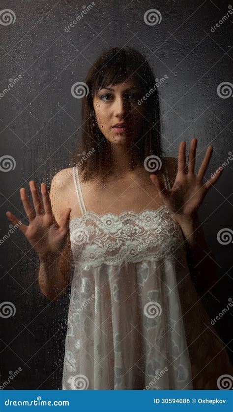 Het Brunette In Een Witte Kleding Voor Een Nat Glas Stock Foto Image