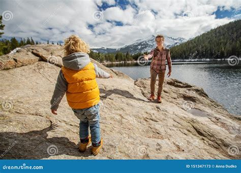 Familia En Parque Nacional De Las Monta As Rocosas En Los E E U U