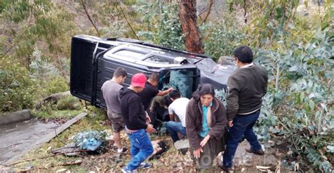 MODERNA CAMIONETA SE DESPISTA Y QUEDA ATRAPADO EN UN ÁRBOL DIARIO