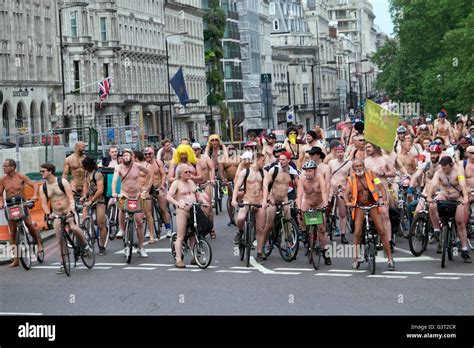 World naked bike ride à travers le centre de Londres pour protester