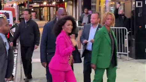 Angela Bassett Is Smoking In Pink In Nyc Angelabassett Youtube