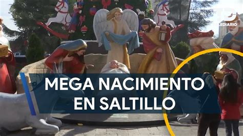 Familias Disfrutan Del Mega Nacimiento De Navidad Colocado En La Plaza