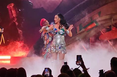 Katy Perry S Daughter Daisy 3 Makes First Appearance At Final Las Vegas Show