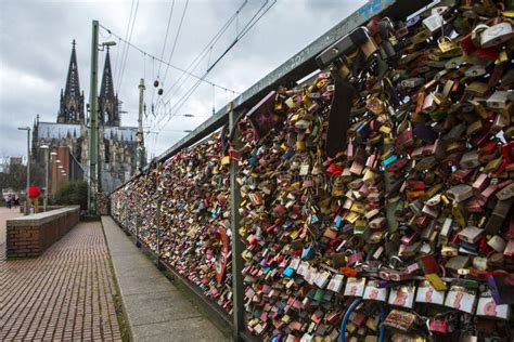 Candados De Amor En El Puente Hohenzollern En Colonia Imagen Editorial