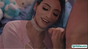 Horny TS jugado y analizado por un nuevo compañero de cuarto XVIDEOS