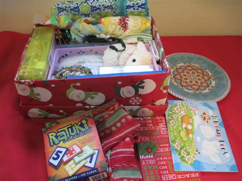 Simply Shoeboxes: Snapshots of Themed Operation Christmas Child Shoeboxes