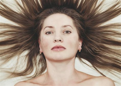 Mujer De Mediana Edad Con Cabello Largo Peinado Sobre Fondo Blanco