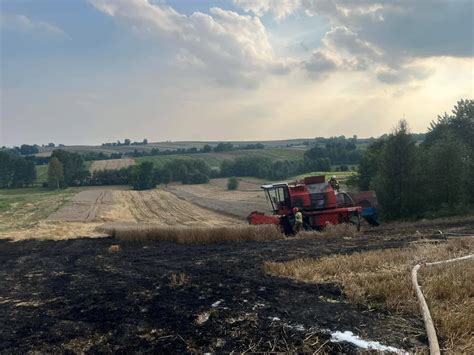 Kłęby dymu podczas prac rolnych W ogniu stanął kombajn zbożowy