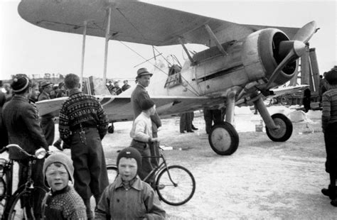 Норвежский истребитель «Гладиатор» Mk.II на льду озера Мьёса после ...